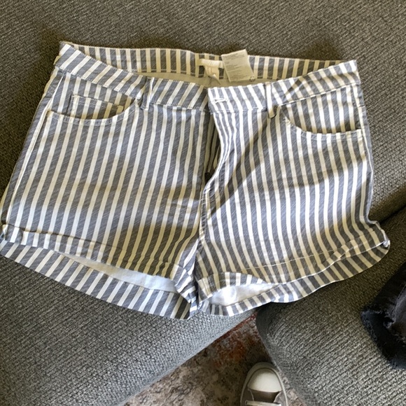 Two pair H&M size 12 shorts. - Picture 7 of 7
